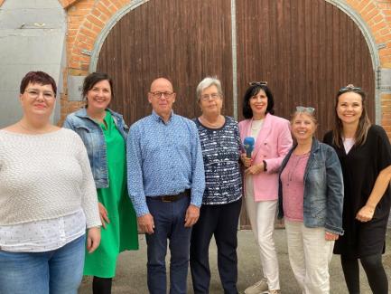 Bildtext: „Es ist einfach toll, dass die Drachenkinderaktion unsere Arbeit so regelmäßig unterstützt.“ Alexandra Geromiller (AMALIE), Heike Lander (AMALIE), Markus Wursthorn (Stiftung Liebenau), Elisabeth Staudenmaier(Malteser Hilfsdienst , Ursula Schuhmacher (Radio 7), Elisabeth Mogg (AMALIE) und Stefanie Wirth (AMALIE) bei der Spendenübergabe. Bild: AMALIE 