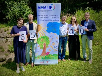 Das Bild zeigt von links nach rechts: Heike Lander (AMALIE), Christoph Dickmanns (Lions Club Friedrichshafen), Manfred Kemmerling-Lamparsky (Lions Club Friedrichshafen), Stefanie Wirth (AMALIE), Werner Steinhauser (Lions Club Friedrichshafen).