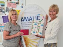 Große Spendenbereitschaft für Amalie. Frau Weiland (links im Bild) bedankte sich bei Dr. Bauer für die außergewöhnliche Spendenbereitschaft. Bild: Dr. Jutta Bauer.
