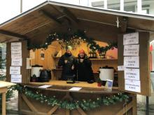 Spende für einen guten Zweck Weihnachtsmarkt 2023. Bild: Rotweinfreunde Friedrichshafen e. V.